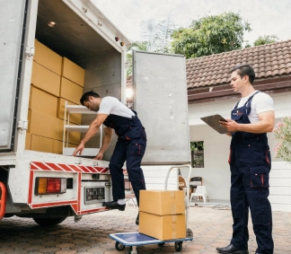 Umzugsteam packt ein und belädt den Transporter